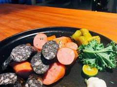 烤肠拼盘配酸黄瓜-West10 西拾·西餐厅·创意菜(未来科技城店)