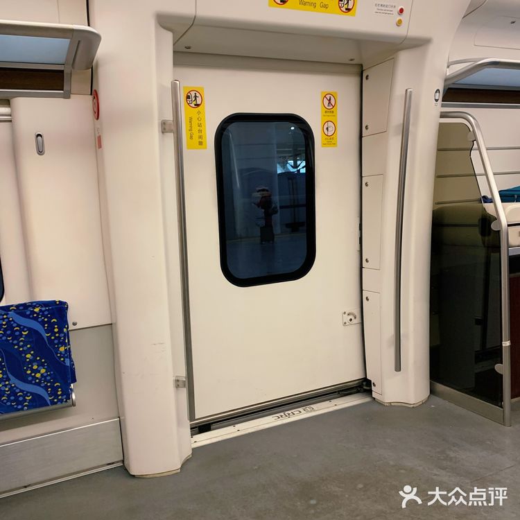 冰簟银床梦不成，碧天如水夜云轻