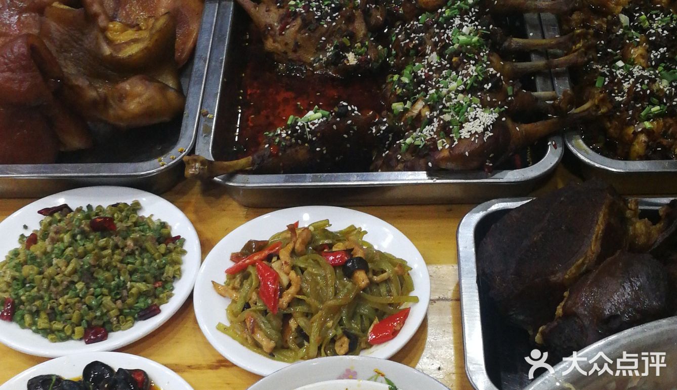 走进店里，已经有不少食客。点了两碗凉糕