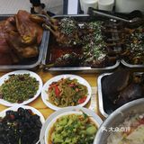 走进店里，已经有不少食客。点了两碗凉糕