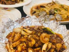 铁板三鲜-小船渔村•大连菜•大连焖鱼(明泽街店)