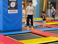 -爱蹦iBOON蹦床运动馆(江汉店)