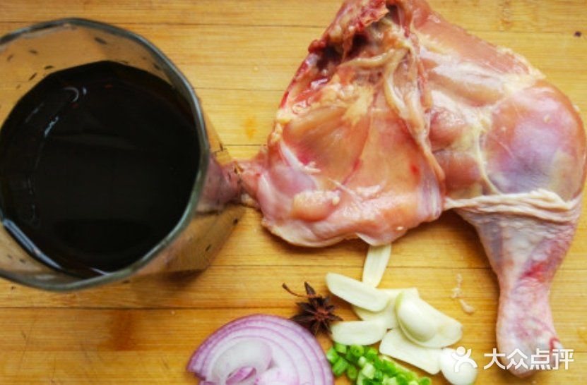 热锅热油，爆香葱蒜、洋葱、八角，下鸡块