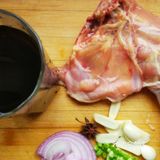 热锅热油，爆香葱蒜、洋葱、八角，下鸡块