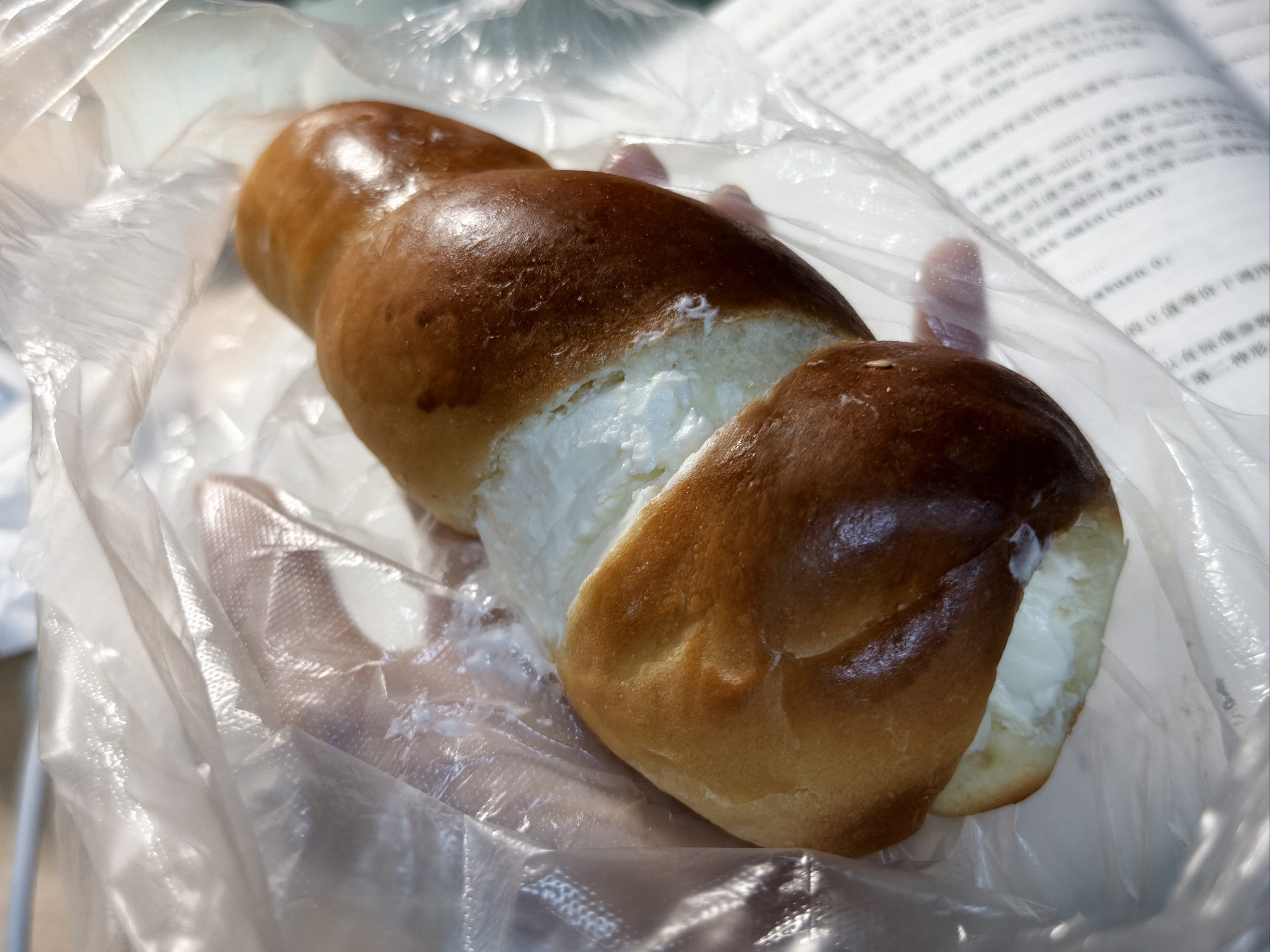 奶油灌到爆出的奶油海螺面包