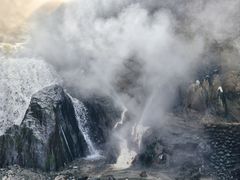 -腾冲洞山温泉村