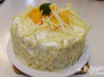 首先感谢超超小妹儿手工生日蛋糕  外围精心用了白巧克