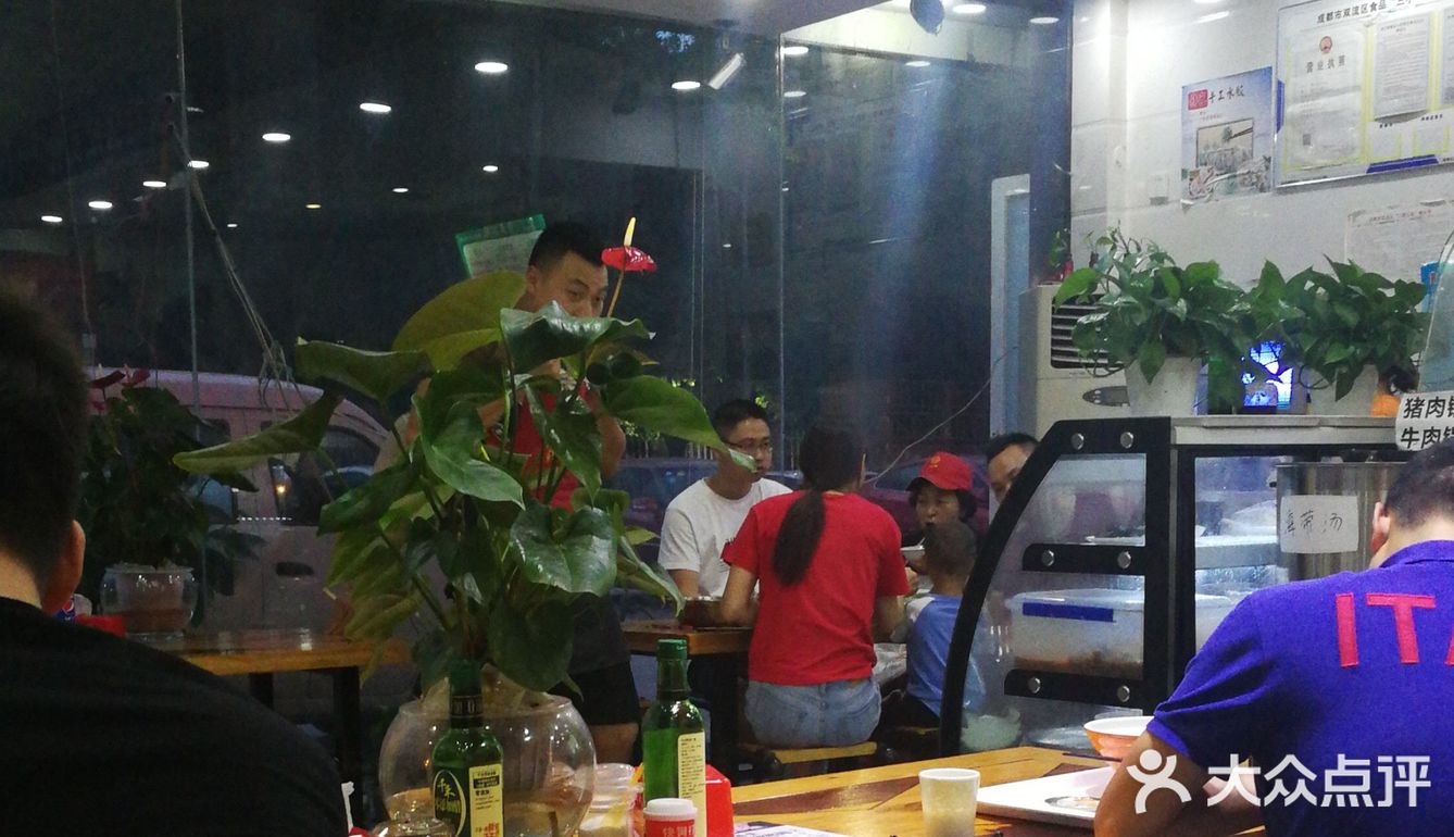 走进店里，已经有不少食客。点了两碗凉糕