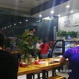 走进店里，已经有不少食客。点了两碗凉糕