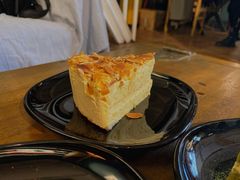 杏仁芝士蛋糕-出走咖啡·面包(宋庄店)