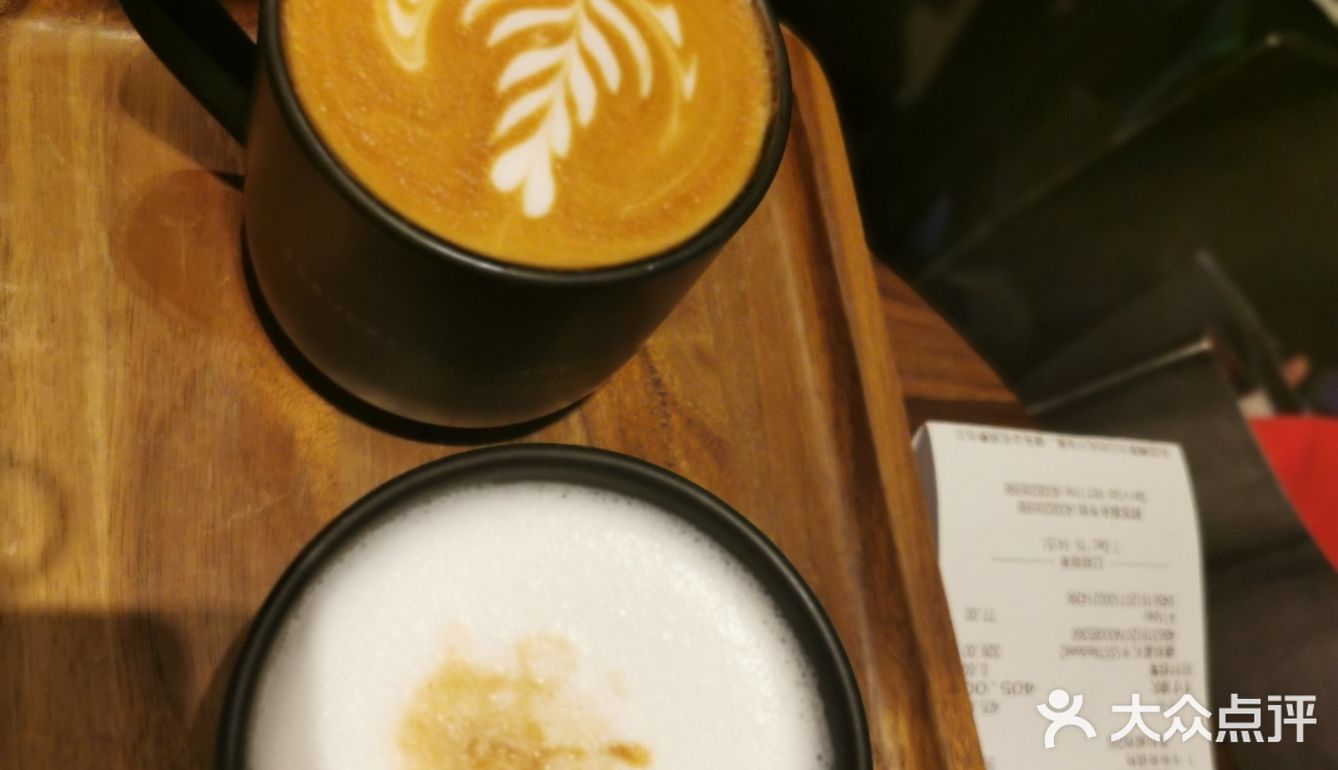 隔壁耐克店逛累，找了家星巴克歇脚，没想到这家是臻选店