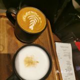 隔壁耐克店逛累，找了家星巴克歇脚，没想到这家是臻选店