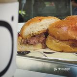 大口咀嚼，肌理之純粹。舌尖流連，和牛之甘美。