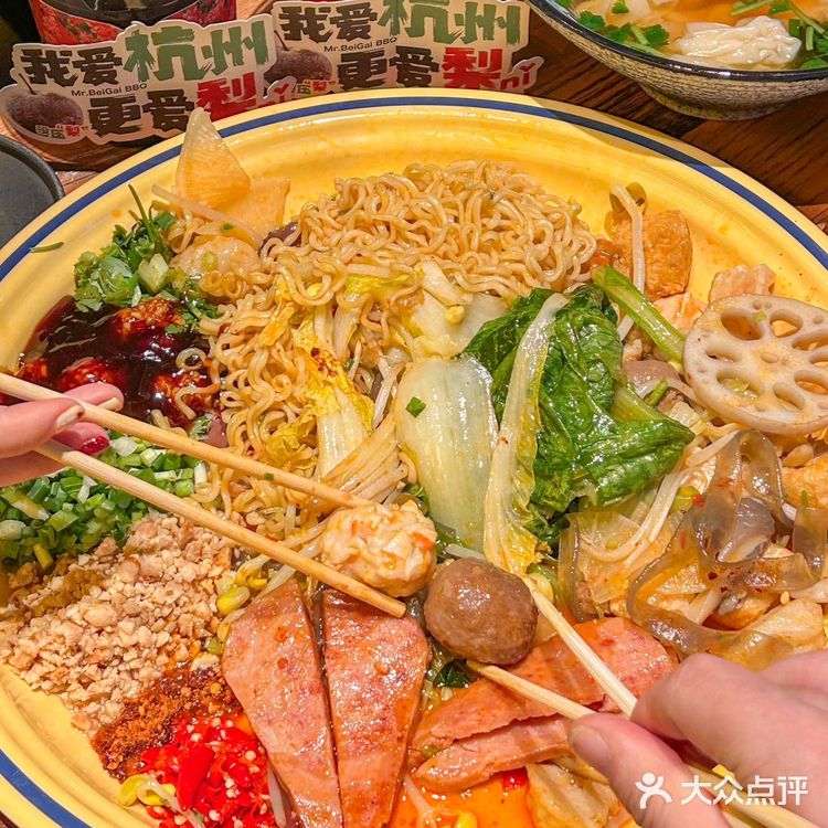 杭州滨江新开的这家东北烧烤店，真的是太火爆了！