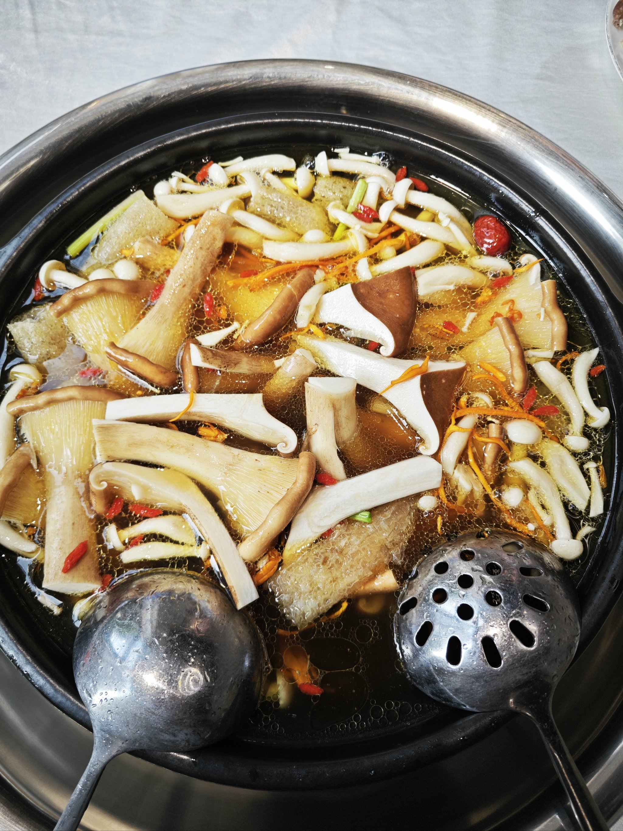 重庆最好吃的菌子火锅安排上!