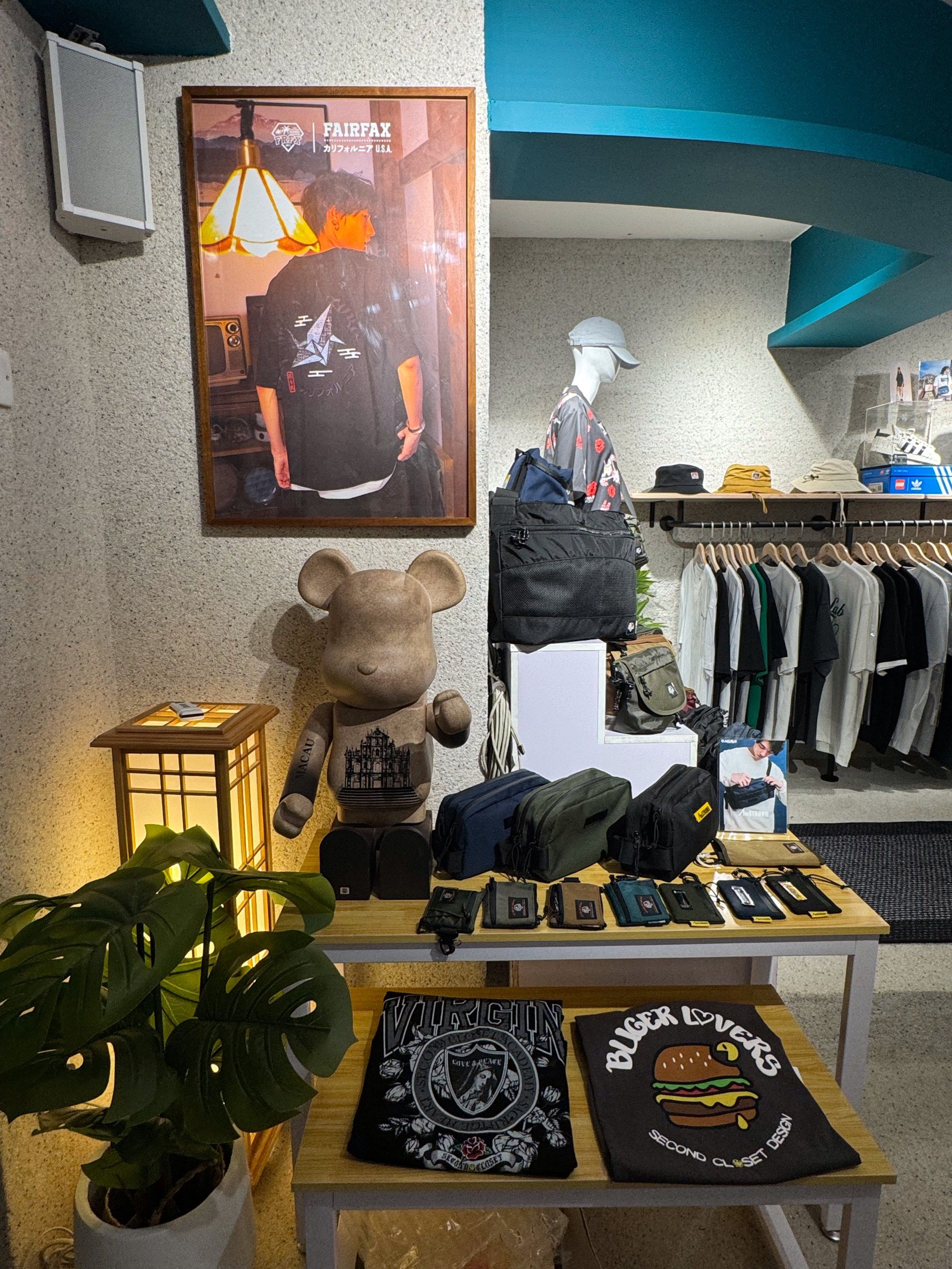 汇聚了全球各地的潮流品牌,从美国的fairfax到日本的ben02davis,再