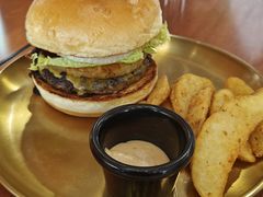 焦糖烤菠萝牛肉汉堡-魏斯理汉堡(西安沣东吾悦店)