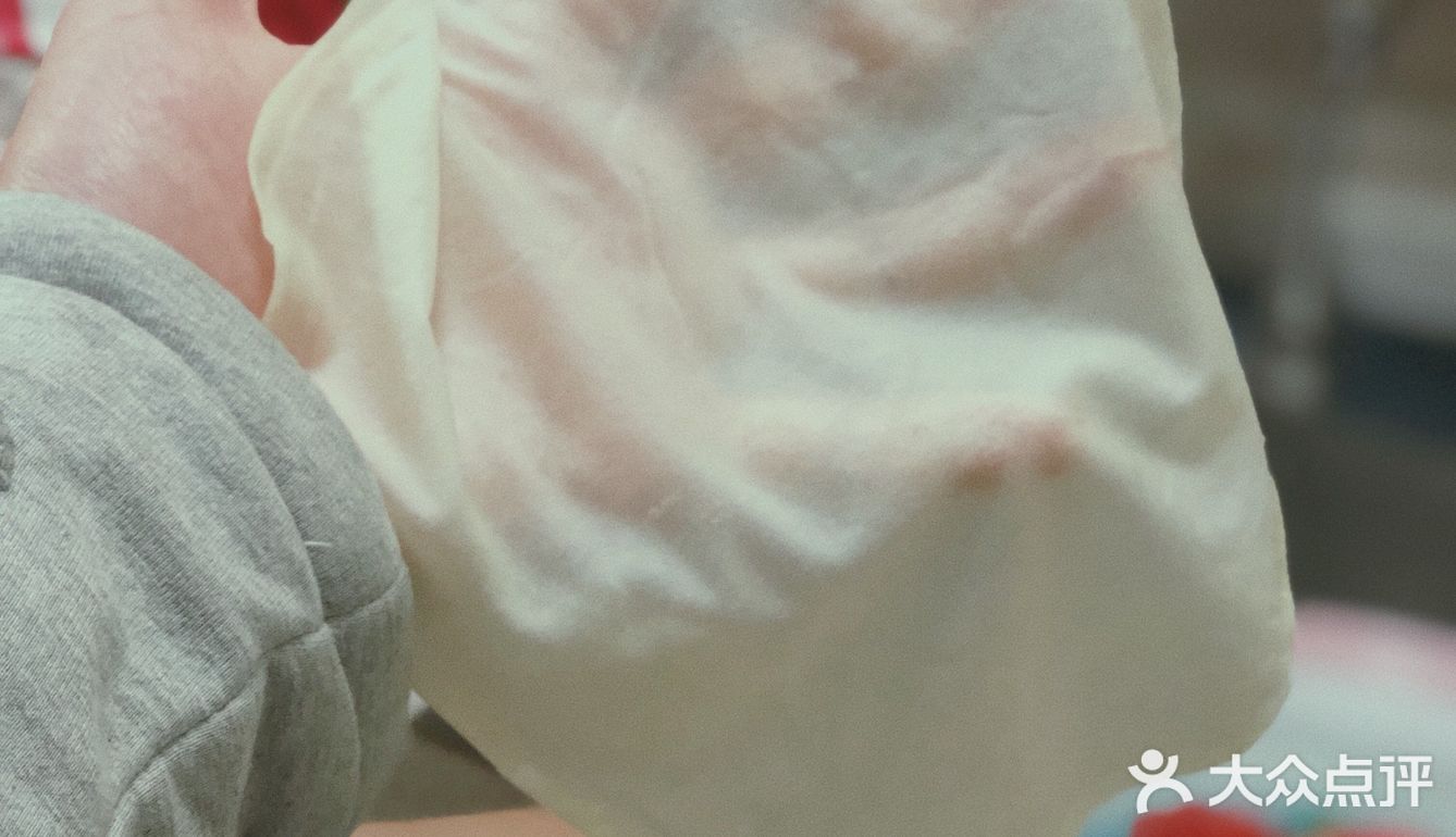 蒸大概8分钟左右就好了。蒸好的饺子皮去出来凉一下