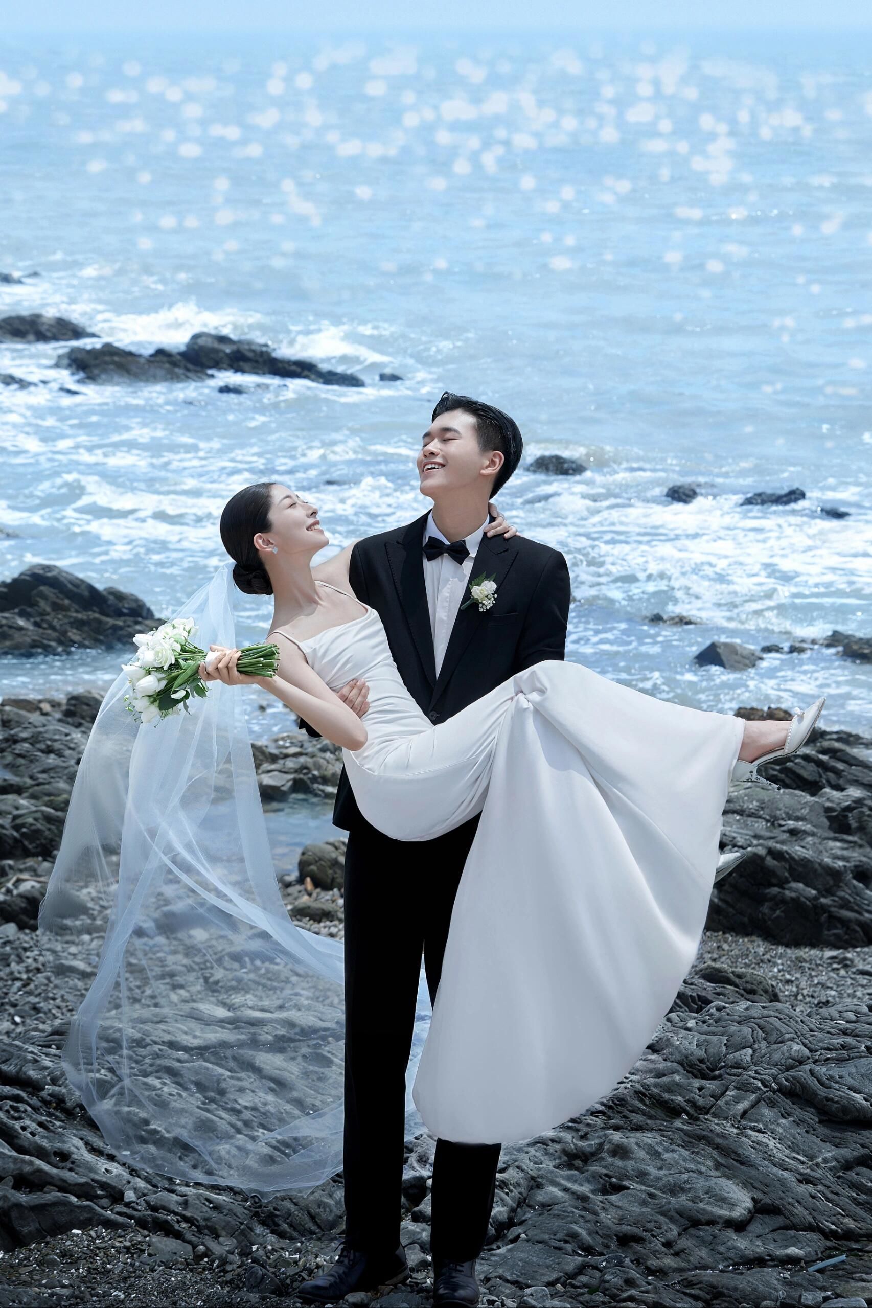 婚纱照实在太好看啦

我一直梦想着只和你去海边
蔚蓝的天空