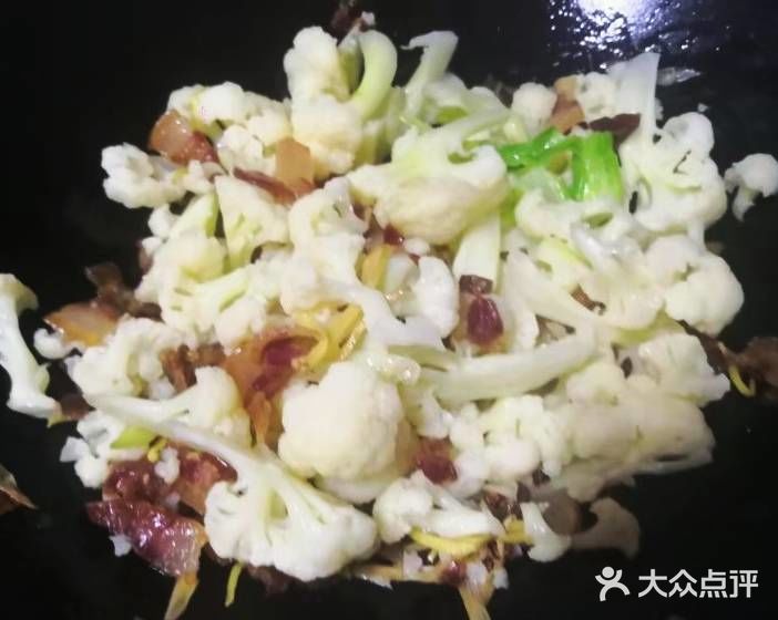 好吃的腊肉配上菜花来焖炒味道更香哦