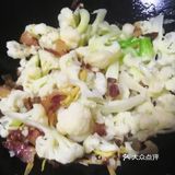 好吃的腊肉配上菜花来焖炒味道更香哦