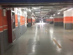 -绿地缤纷城-停车场