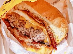 烧烤培根鸡蛋牛肉汉堡-JPG canteen(广州寺右公馆店)
