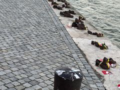 -多瑙河畔鞋履雕塑