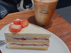 草莓奶油蛋糕-black rainbow coffee