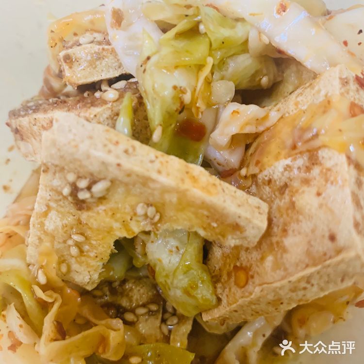 服务：老板娘唱着古惑仔炸着串，超级好吃