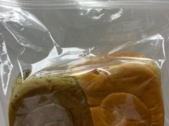油渍小番茄与菠菜鸡肉双拼-风车面包