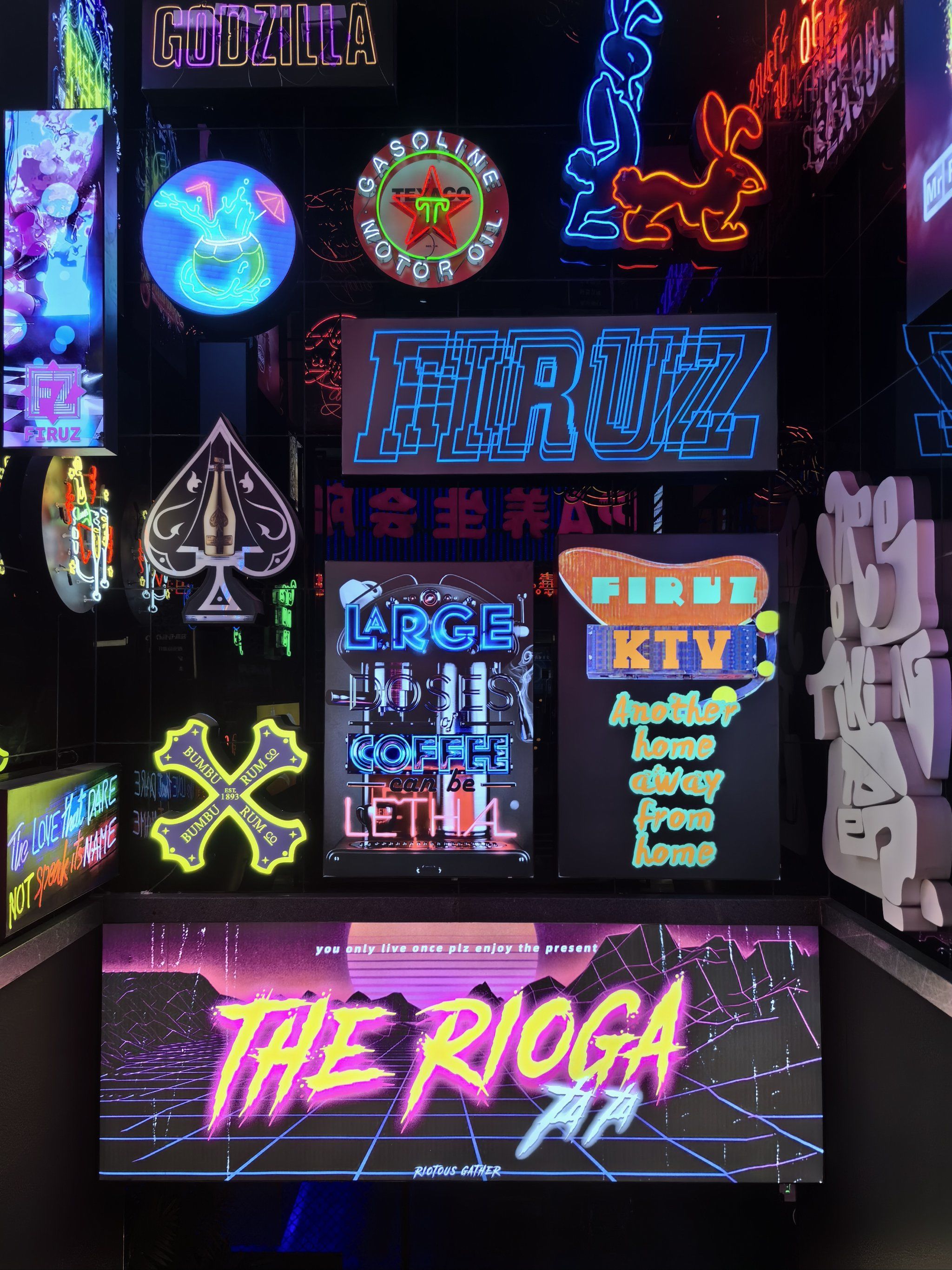 一进门就被店内的赛博朋克装修风格吸引住了