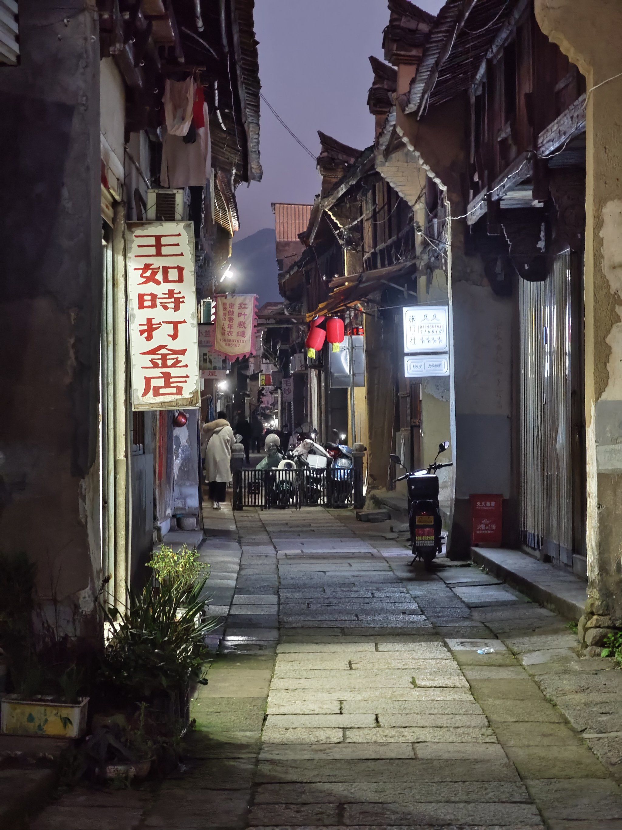 松阳老街,又称明清古街,位于丽水市松阳县城,被称为"活着的清明上河图