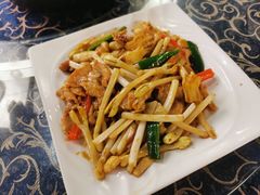 花生芽藕尖炒烧肉-寻村记私厨(城东七星岩店)