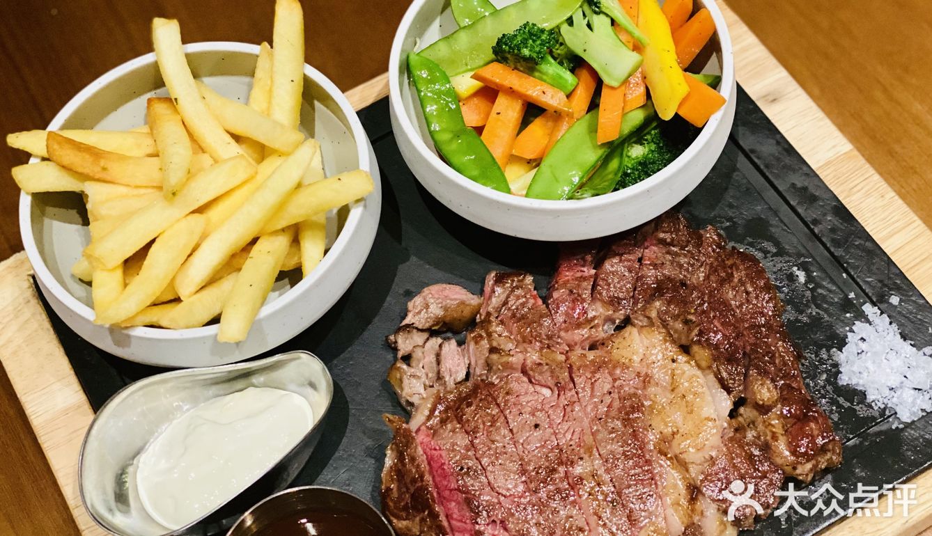 来浦东嘉里城喝红酒吃西餐啦~