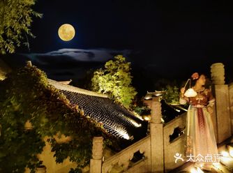 古镇准备了大型喷泉水舞秀，后期会发一些视频