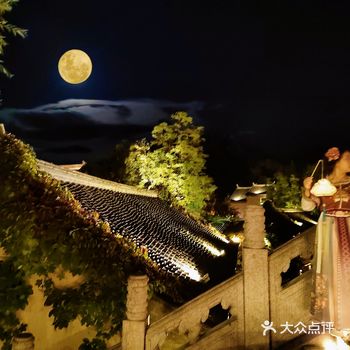 古镇准备了大型喷泉水舞秀，后期会发一些视频