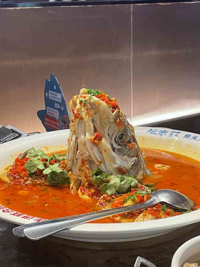 坛宗剁椒鱼头(富兴时代店)-"打卡必吃榜坛宗剁椒鱼头铺面的橱窗是一艘