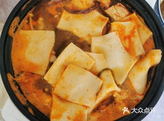 千页豆腐，冻豆腐，海带丝，还有各色的火锅面，配上囊