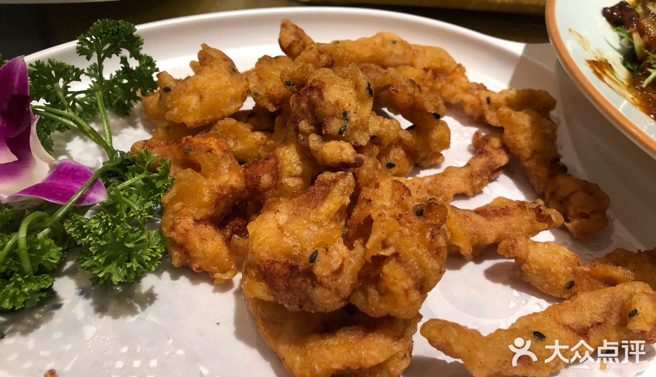 装修很好，感觉很安静，有免费的小菜和粥。点了几个菜