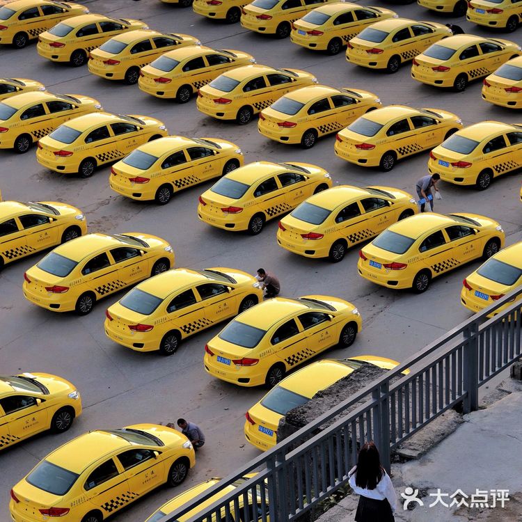 重庆限定拍照|当重庆黄色“法拉利”群映入落日余晖