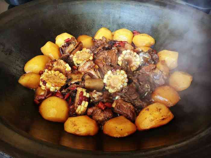 东北农家铁锅炖(西青分店)-"这回和同事来这家铁锅炖,点的铁锅炖鸡,一