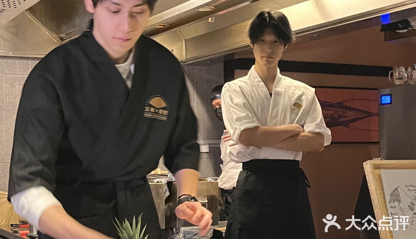 之后吃饭没有帅哥服务我可不去❗