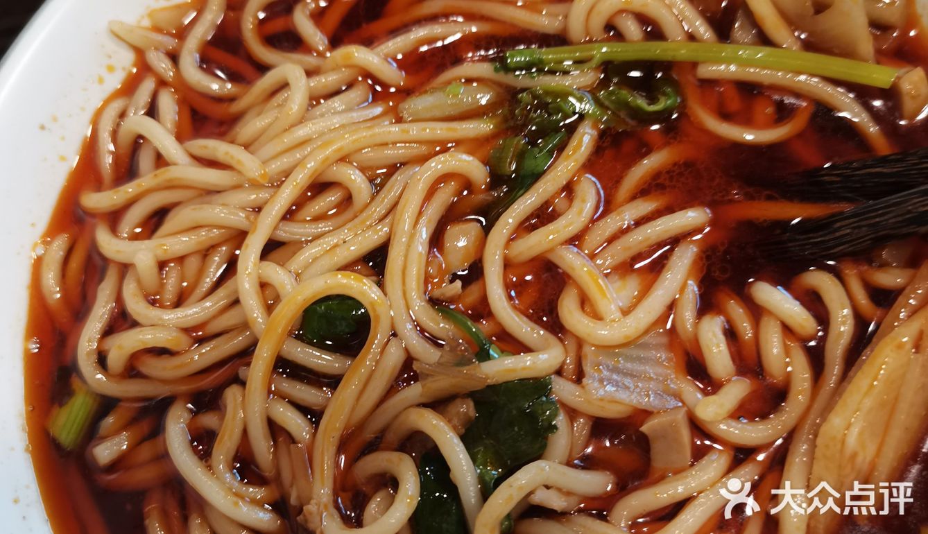 我吃的怪味面,小份的都吃的撑撑的,里面的绍子料很多