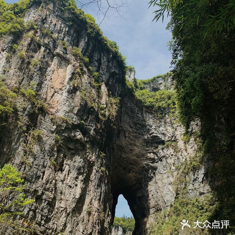 比较知名的除了重庆武隆天坑地缝风景区