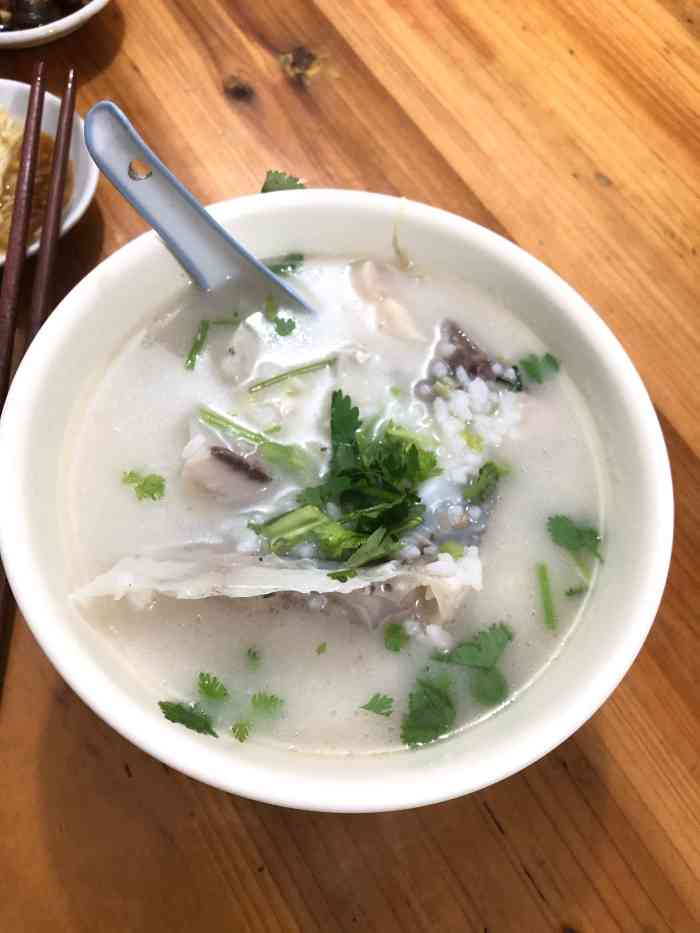 打分 满满当当的鱼头粥,炸鱼尾,好吃 宵夜时间过去的,人挺多,推荐前往
