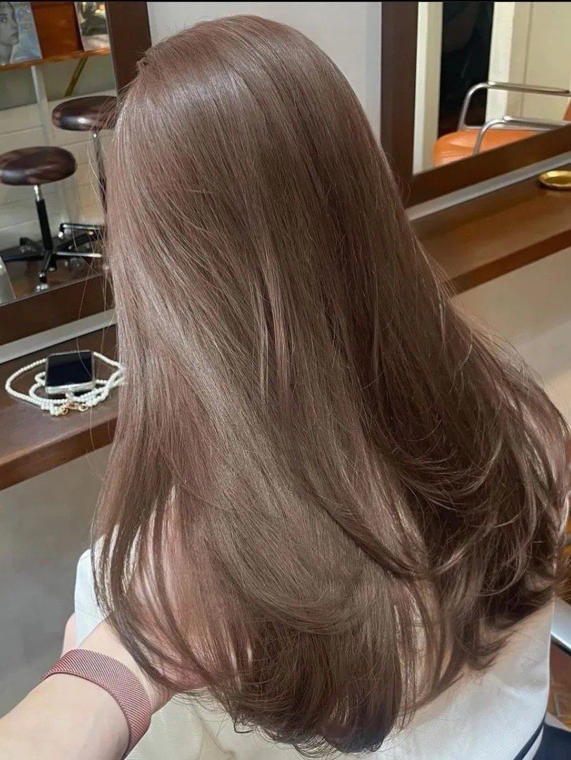 n适合这类发色的人群包括:
1️⃣皮肤白皙的人:这种颜色可以