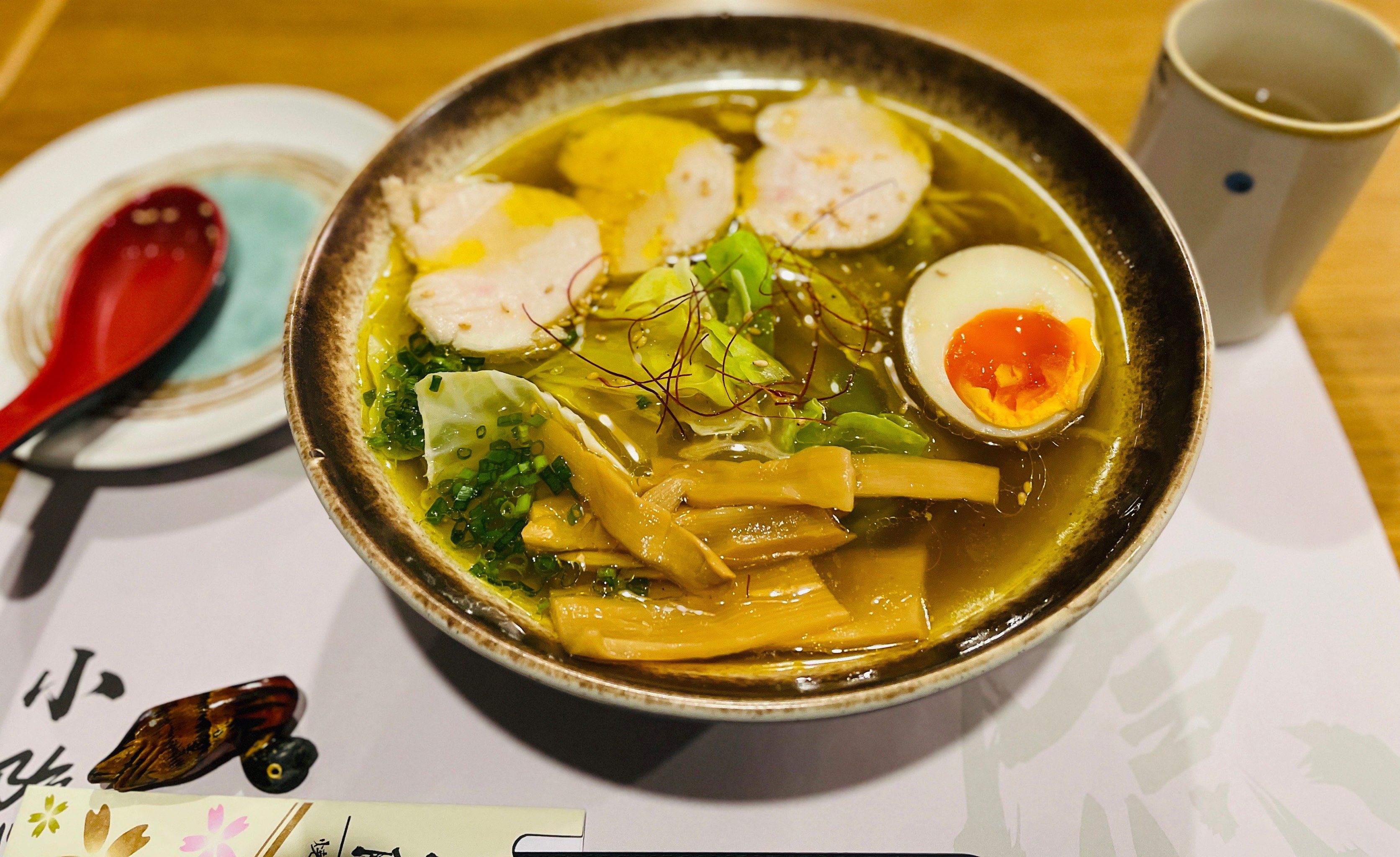 来一起呼一碗鸡汤拉面吧 看这晶莹的色泽