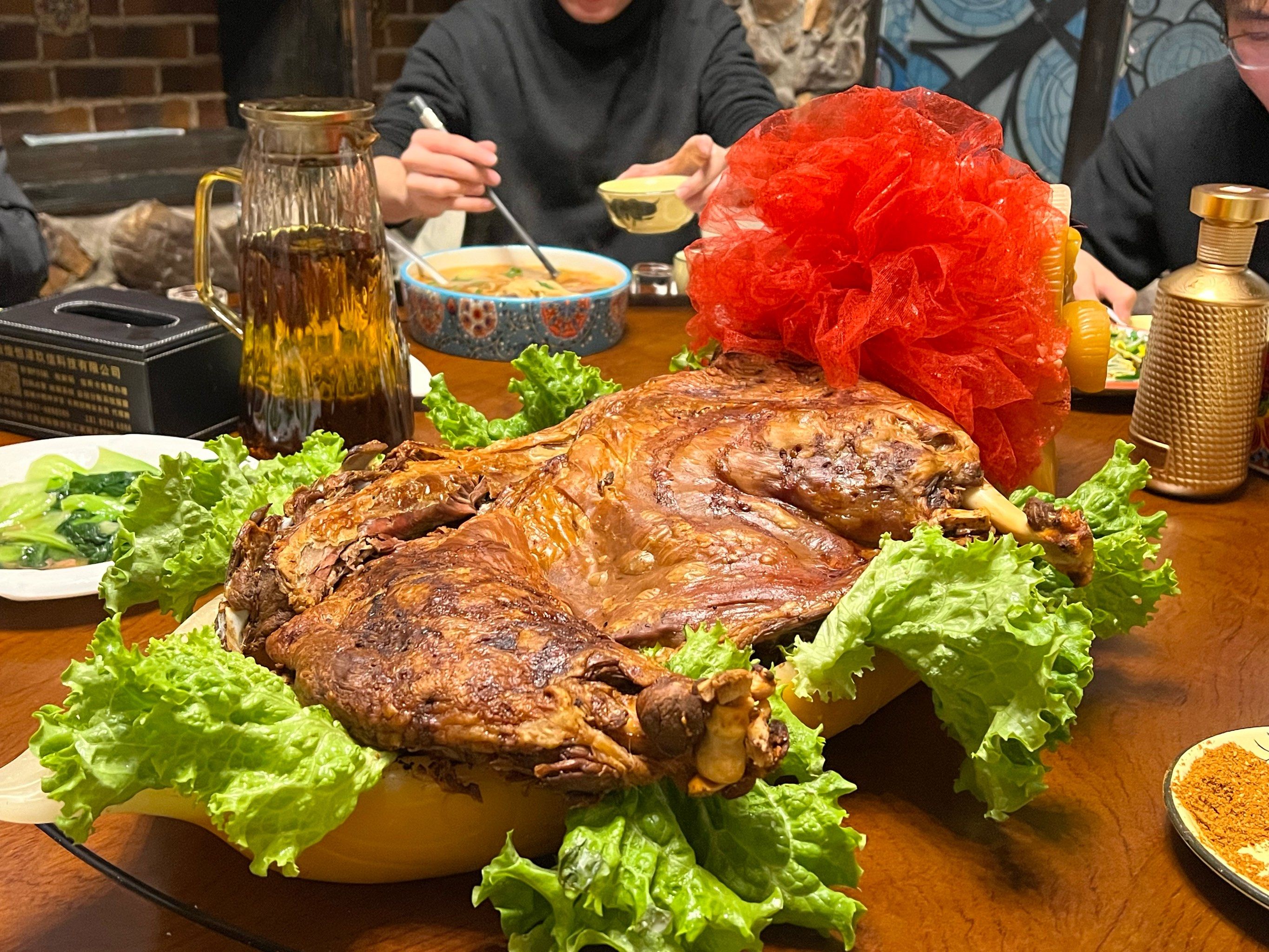 非常不错的烤全羊,外酥里嫩～美死了