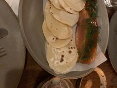 烟熏三文鱼配烤饺子皮和芥末籽酱-BOR Eatery(安福路店)